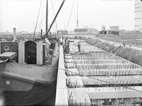 44444 Afbeelding van het stellen van de vloerelementen op de in aanleg zijnde loswal langs de Noordelijke Insteekhaven ...